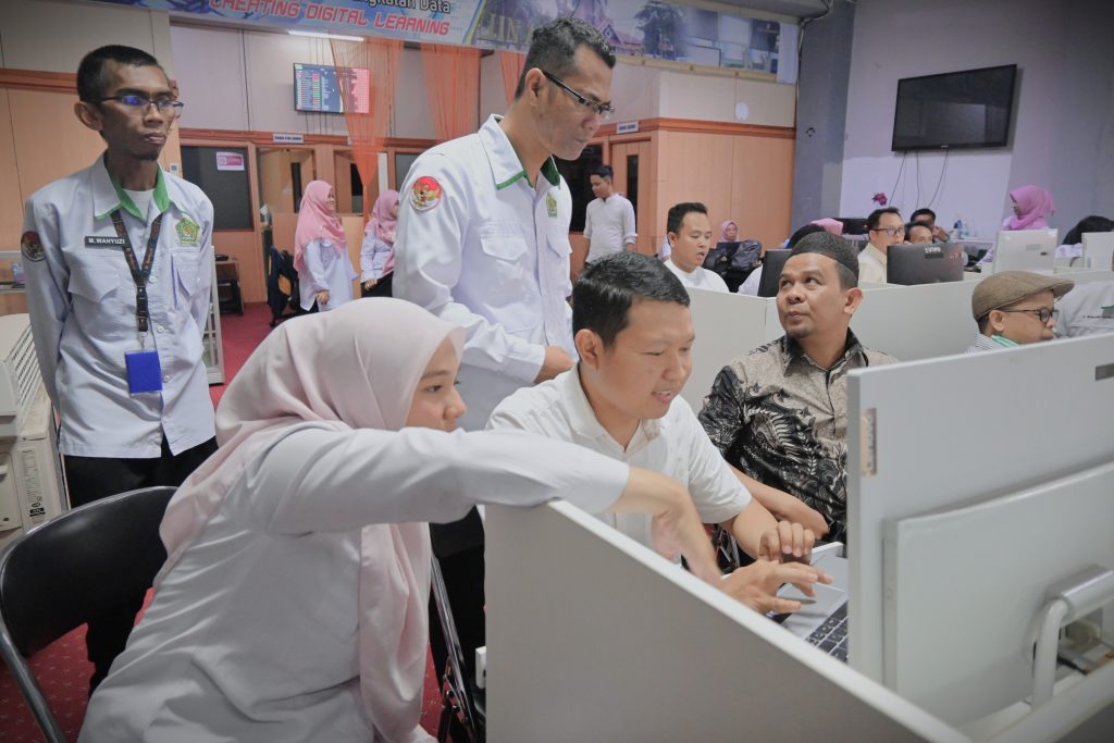 Totalitas panitia saat membimbing peserta (Foto:Humas/Jamal Ripani)