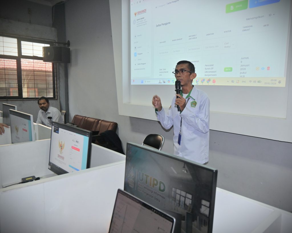 Wahyuzi, M.Pd.I. saat memaparkan materi (Foto:Humas/Jamal Ripani)