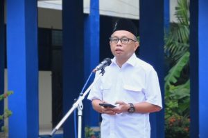 Wakil Rektor UIN Antasari Bidang Kemahasiswaan dan Kerja Sama Dr. Irfan Noor, M.Hum. saat menjadi pembina apel, 12 Januari 2026 (Foto:Humas/Jamal Ripani)