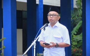 Wakil Rektor UIN Antasari Bidang Kemahasiswaan dan Kerja Sama Dr. Irfan Noor, M.Hum. saat menjadi pembina apel, 12 Januari 2026 (Foto:Humas/Jamal Ripani)