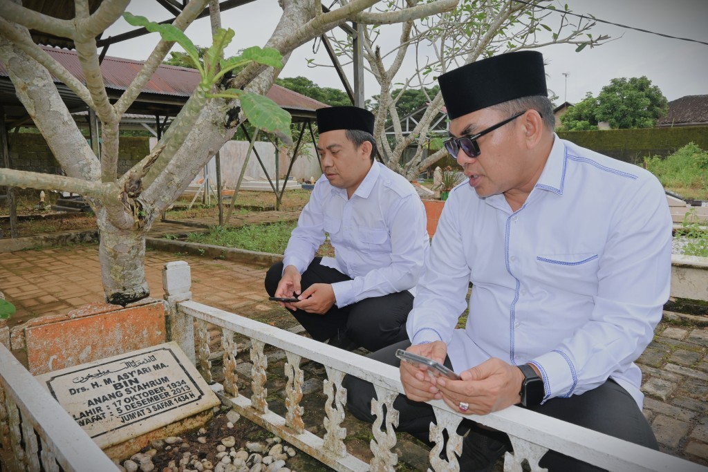 saat ziarah ke makam Drs. H. Muhammad Asy'ari, M.A. (Foto:Humas)