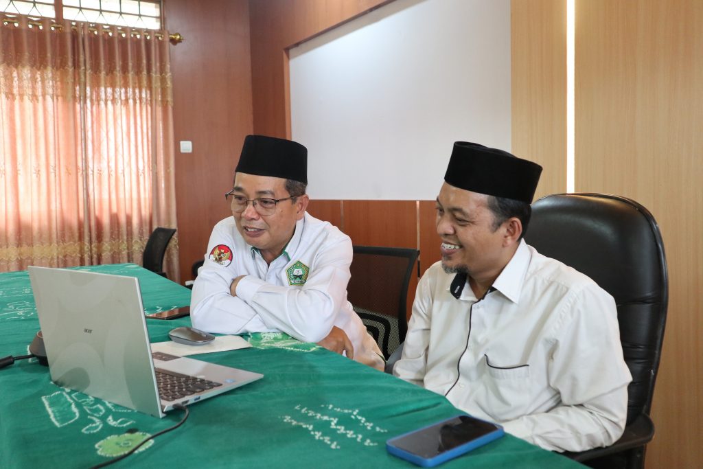 Dekan FUH UIN Antasari Prof. Dr. H. Akhmad Sagir, M.Ag. (kiri) saat memantau lancarnya perkuliahan (Foto:Humas)