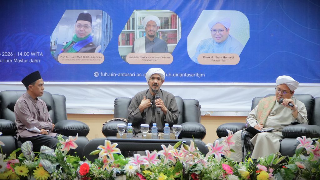 Dr. Habib Thahir bin Husin Al-‘Aththas saat memaparkan materi (Foto:Humas/Haitami)