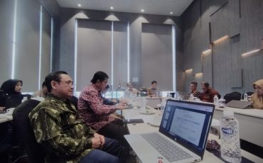 Dr. Muhdi, M.Ag. saat mengawal langsung penyusunan Daftar Informasi Publik (Foto:Humas/Haitami)