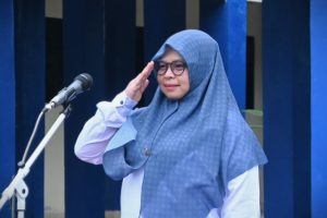 Dr. Ridha Darmawaty, M.Pd. saat menjadi pembina apel (Foto:Humas/Jamal Ripani) Dr. Ridha Darmawaty, M.Pd. saat menjadi pembina apel (Foto:Humas/Jamal Ripani)