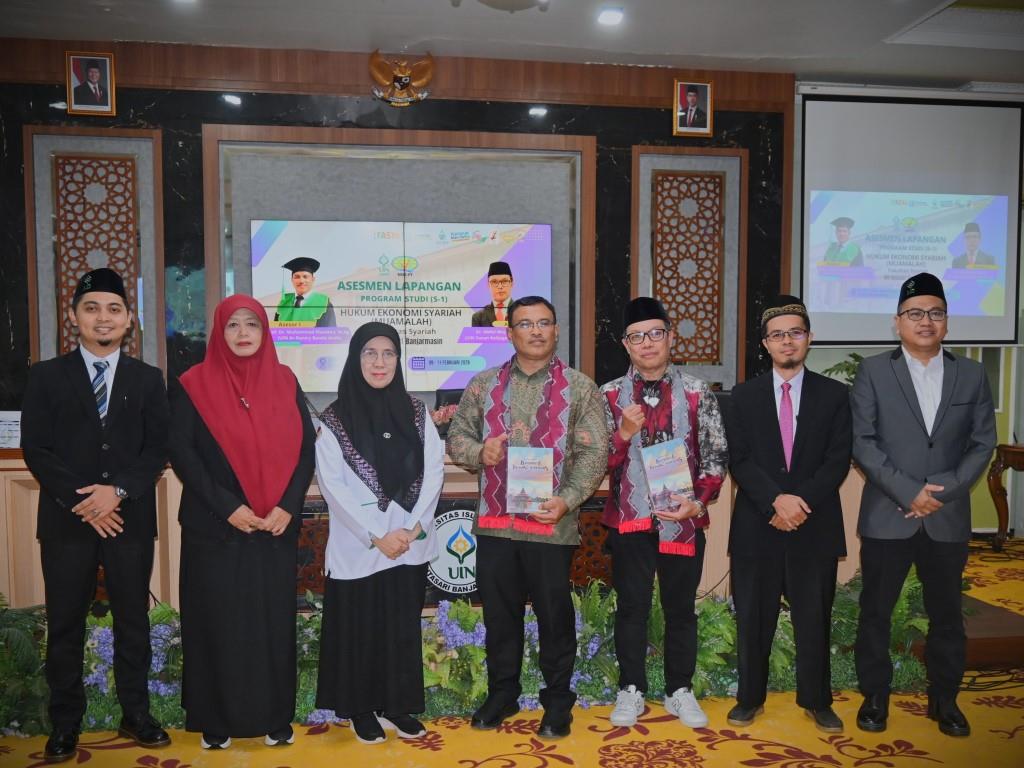 Foto bersama usai penyerahan kenang-kenangan (Foto:Humas)