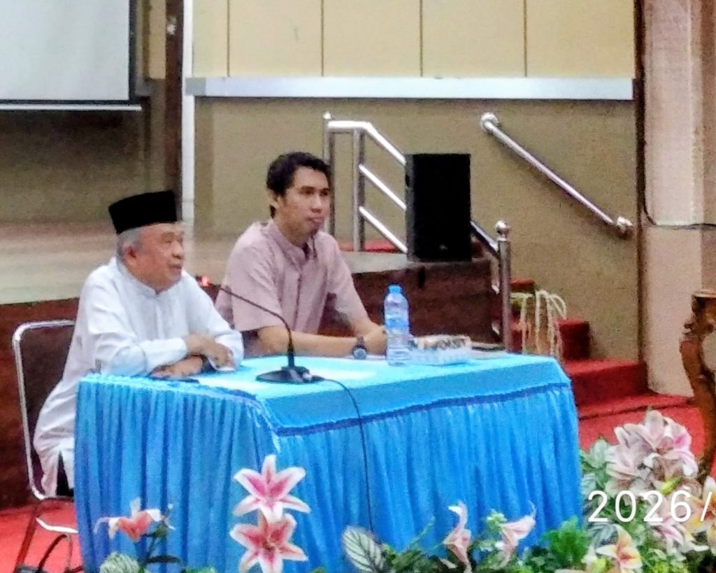 Prof. Dr. H. A. Hafiz Anshary AZ, M.A. dan Dr. Ilham Akbar, M.Kn. saat memandu jalannya pemilihan (Foto:Panitia)