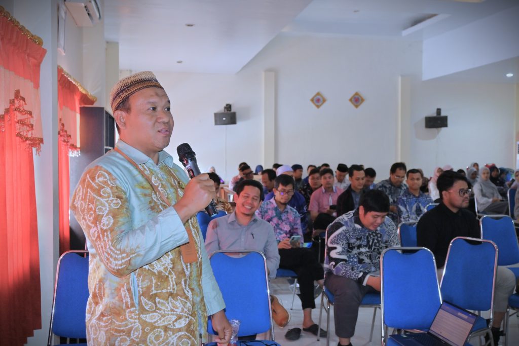 Jamal Ripani, M.Pd. saat memberikan masukan.