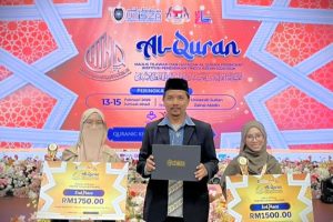 Khariah dan Salma saat didampingi Dr. H. Ahmad Mujahid, M.A. menerima hadiah juara (Foto:FUH UIN Antasari) Khariah dan Salma saat didampingi Dr. H. Ahmad Mujahid, M.A. menerima hadiah juara (Foto:FUH UIN Antasari)