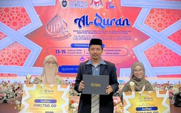 Khariah dan Salma saat didampingi Dr. H. Ahmad Mujahid, M.A. menerima hadiah juara (Foto:FUH UIN Antasari)