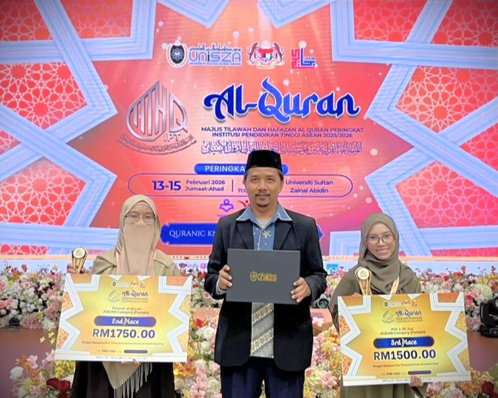 Khariah dan Salma saat didampingi Dr. H. Ahmad Mujahid, M.A. menerima hadiah juara (Foto:FUH UIN Antasari)