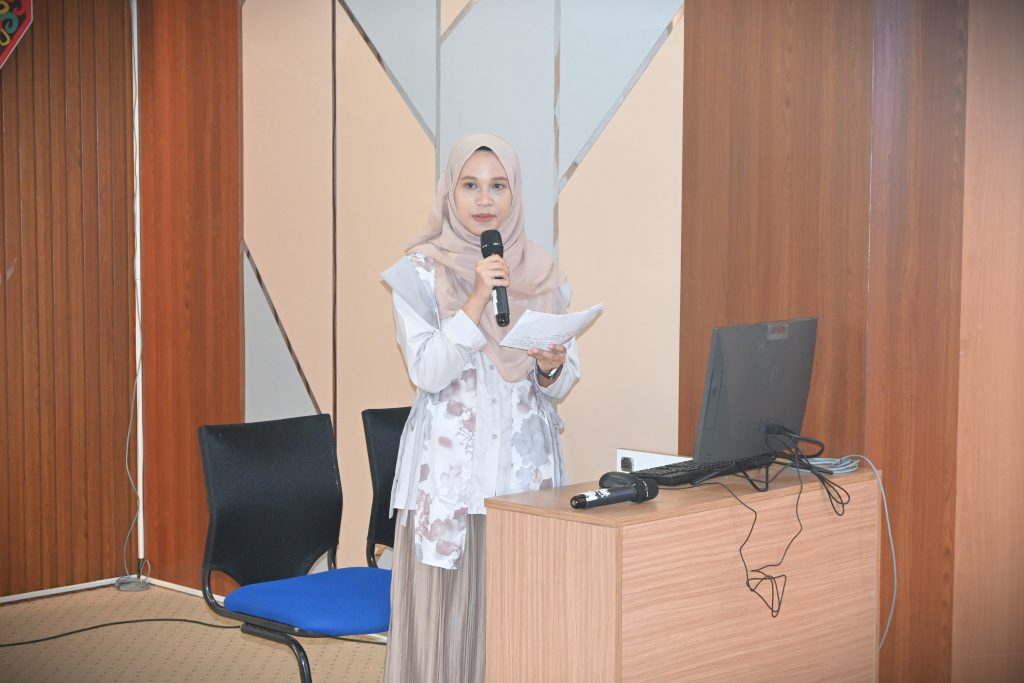 Lusi Aferta, M.Si. saat memandu jalannya pembukaan (Foto:Humas/Jamal Ripani)