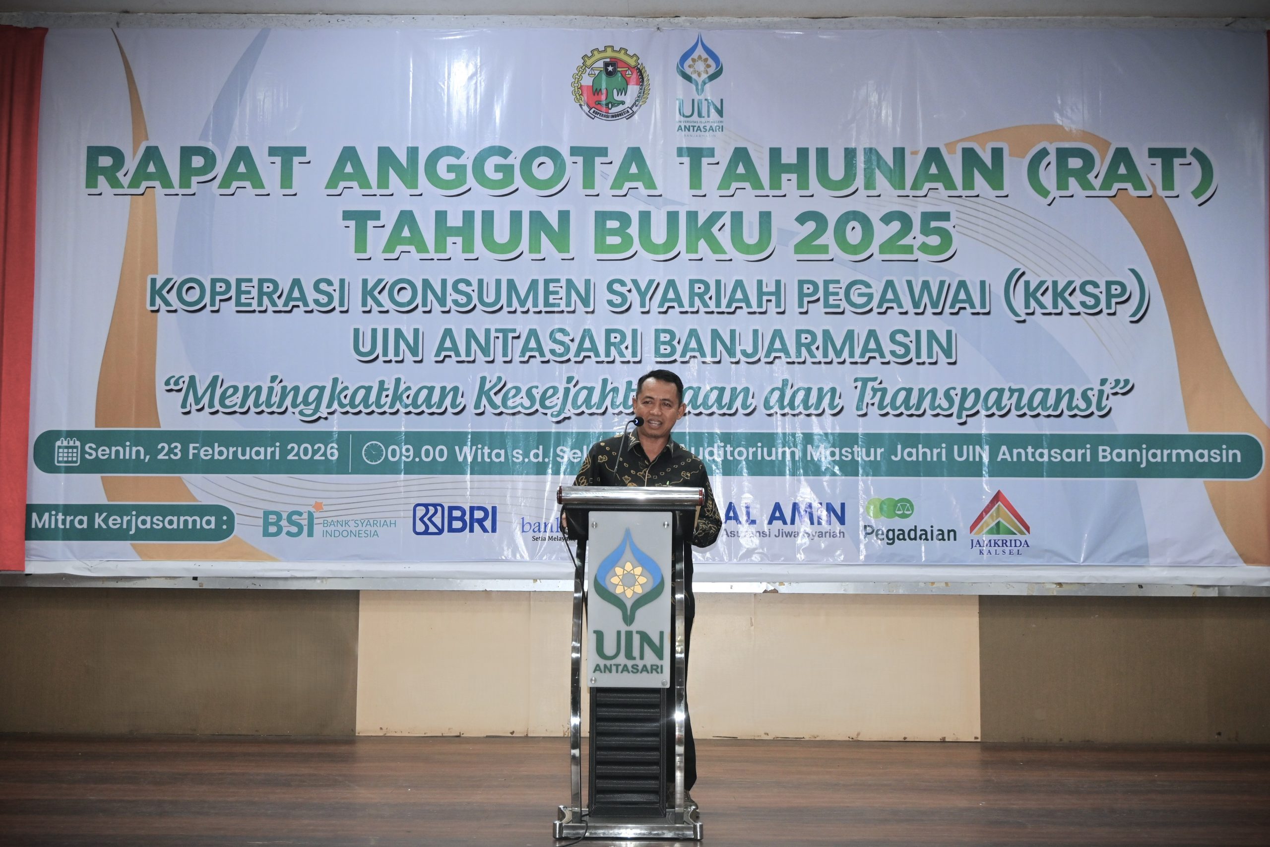 M. Adriani Yulizar, S.Ag., M.A. saat menyampaikan laporan (Foto:Humas/Jamal Ripani)