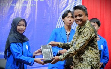 Mahasiswi pemenang kuis saat menerima hadiah (Foto:Humas/Haitami)