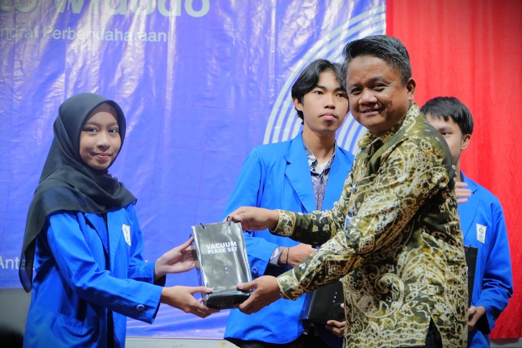 Mahasiswi pemenang kuis saat menerima hadiah (Foto:Humas/Haitami)