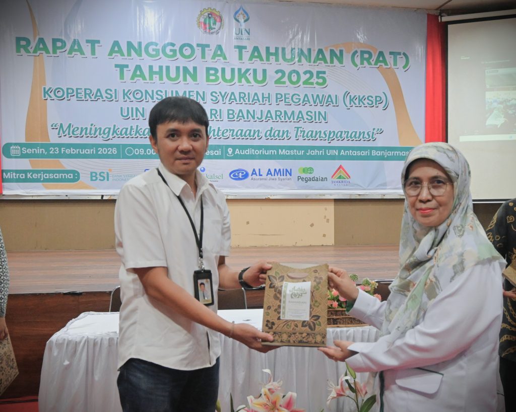 Mitra kerja saat menerima cendera mata (Foto:Humas/Jamal Ripani)