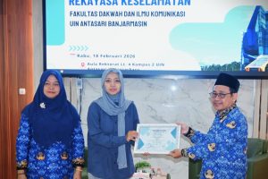 Narasumber saat menerima kenang-kenangan dari UIN Antasari (Foto:Humas/Jamal Ripani) Narasumber saat menerima kenang-kenangan dari UIN Antasari (Foto:Humas/Jamal Ripani)