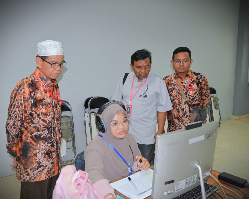 Panitia saat serius mengamati jalannya pengawasan (Foto:Humas/Jamal Ripani)