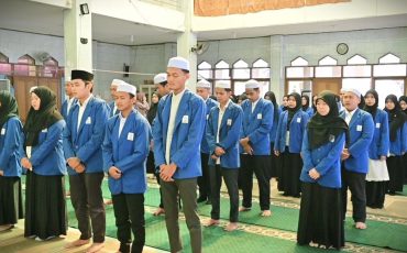 Para pengurus baru yang dilantik (Foto:Humas/Jamal Ripani)