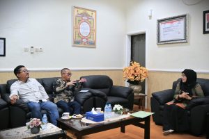 Penghubung INTI International University Malaysia saat berbincang dengan Rektor (Foto:Humas)