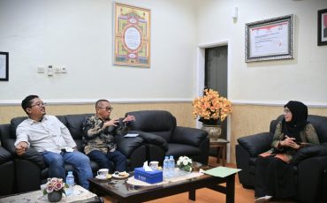 Penghubung INTI International University Malaysia saat berbincang dengan Rektor (Foto:Humas)