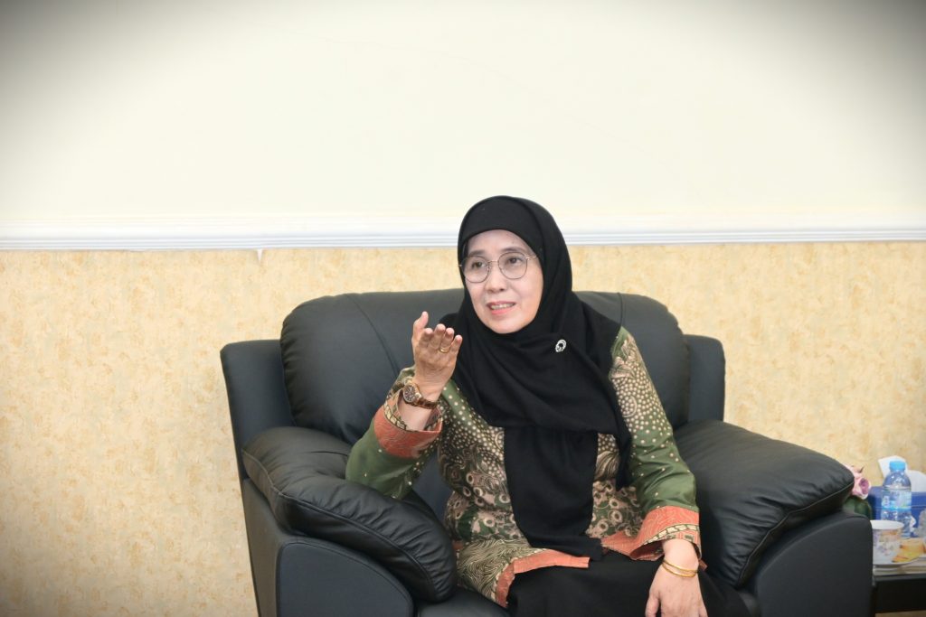 Prof. Dr. Hj. Nida Mufidah, M.Pd. saat berbincang dengan tamu (Foto:Humas)