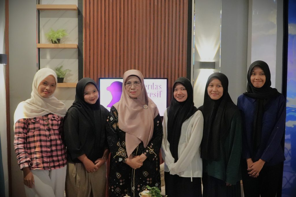 Prof. Dr. Hj. Nida Mufidah, M.Pd. saat berfoto bersama mahasiswi magang TVRI Kalsel dari Prodi S-1 KPI FDIK UIN Antasari (Foto:Humas)