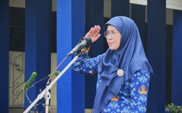 Prof. Dr. Hj. Nida Mufidah, M.Pd. saat menjadi pembina Apel (Foto:Humas/Jamal Ripani)