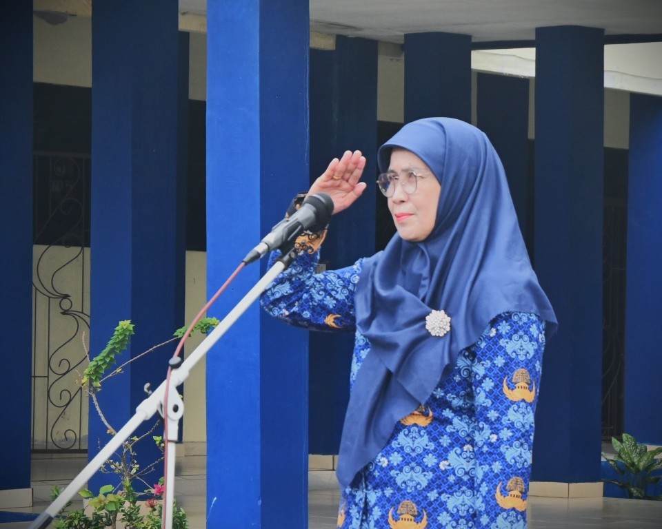 Prof. Dr. Hj. Nida Mufidah, M.Pd. saat menjadi pembina Apel (Foto:Humas/Jamal Ripani)