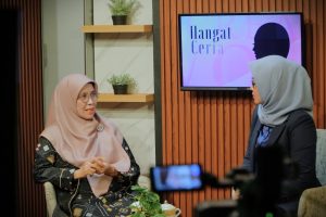 Prof. Hj. Nida Mufidah, M.Pd. saat berbincang di TVRI Kalsel (Foto:Humas) Prof. Hj. Nida Mufidah, M.Pd. saat berbincang di TVRI Kalsel (Foto:Humas)