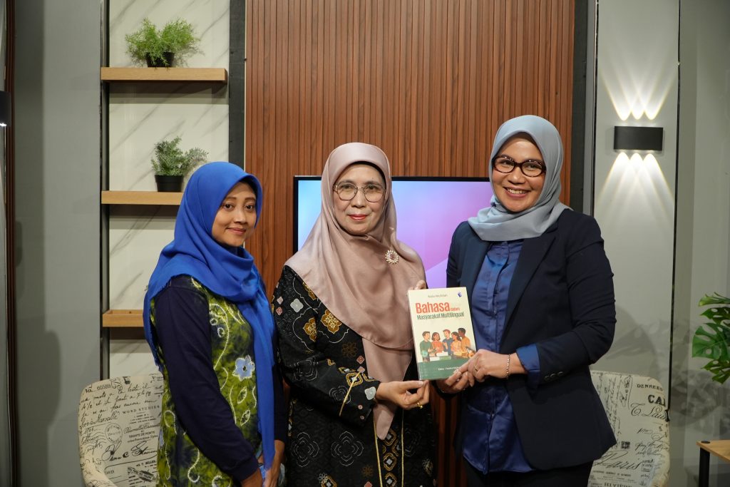 Prof. Hj. Nida Mufidah, M.Pd. saat menyerahkan kenang-kenangan berupa karyanya (Foto:Humas)