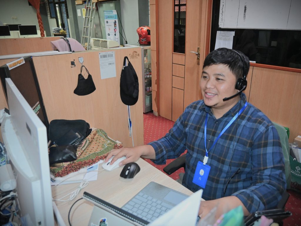 Rakhmad Oktavianto, S.Kom. saat ikhlas ceria menjadi petugas IT (Foto:Humas/Jamal Ripani)