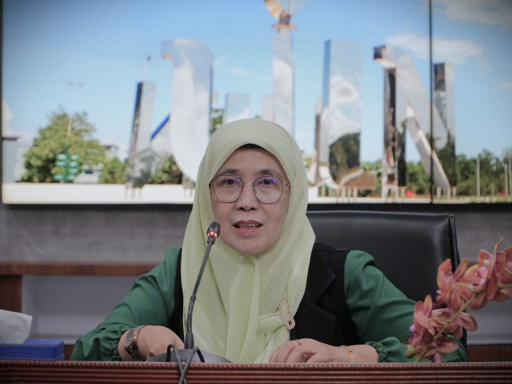 Rektor Prof. Dr. Hj. Nida Mufidah, M.Pd. saat memberikan sambutan (Foto:Humas)