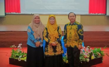 Rektor saat berfoto bersama pimpinan baru senat (Foto:Panitia)