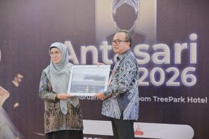 Rektor saat menyerahkan Antasari Award 2026 kepada Gubernur yang diwakili Sekda (Foto:Humas/Jamal Ripani)