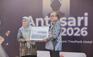 Rektor saat menyerahkan Antasari Award 2026 kepada Gubernur yang diwakili Sekda (Foto:Humas/Jamal Ripani)