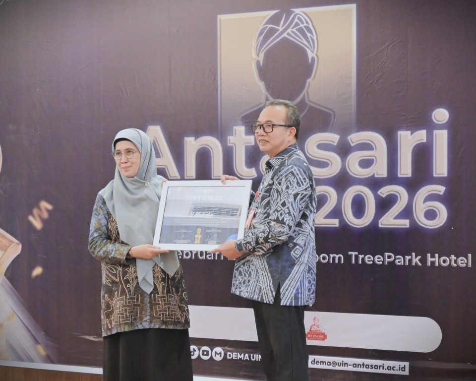 Rektor saat menyerahkan Antasari Award 2026 kepada Gubernur yang diwakili Sekda (Foto:Humas/Jamal Ripani)