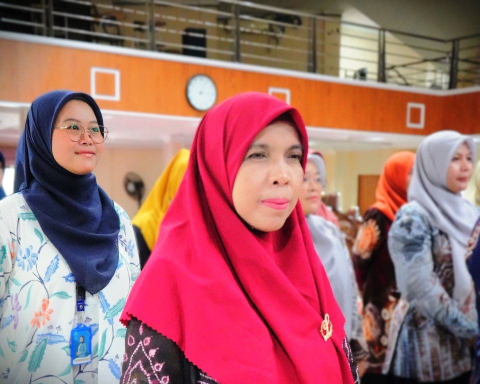 Sekretaris Prodi S-1 MPI Aulia Azizah, M.P.S. dan Kaprodi Laila Rahmawati, M.Hum. saat dilantik (Dokumentasi Humas 2025)