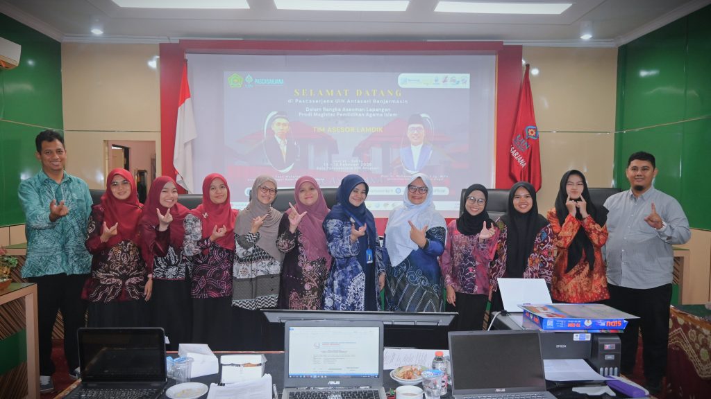 Tim Akreditasi Prodi S-2 PAI saat berfoto bersama (Foto:Humas/Jamal Ripani)