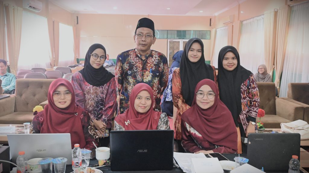 Tim Pengelola Prodi S-2 PAI saat berfoto bersama (Foto:Humas/Jamal Ripani)