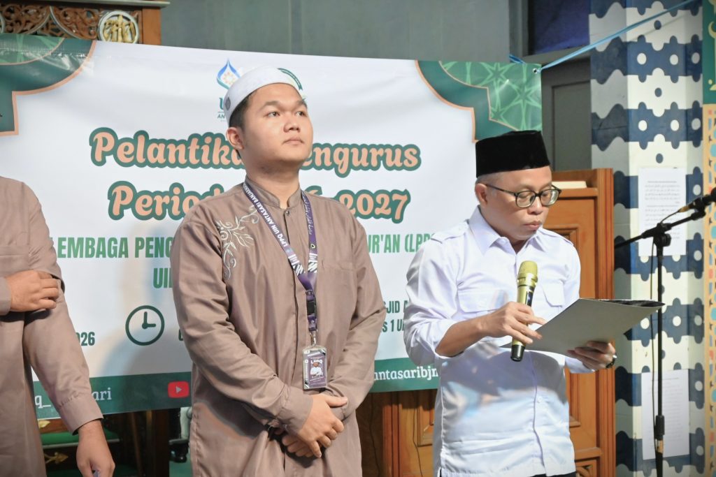 Wakil Rektor UIN Antasari Bidang Kemahasiswaan dan Kerja Sama saat melakukan pelantikan (Foto:Humas/Jamal Ripani)