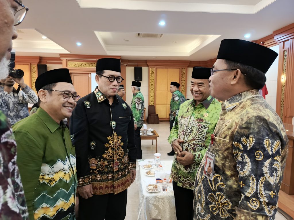 Wakil Rektor saat berbincang dengan PP DMI, PW DMI Kalsel, dan perwakilan Gubernur (Foto:Humas)