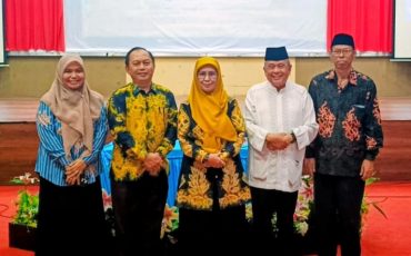 Rektor saat berfoto bersama pengurus baru dan lama.