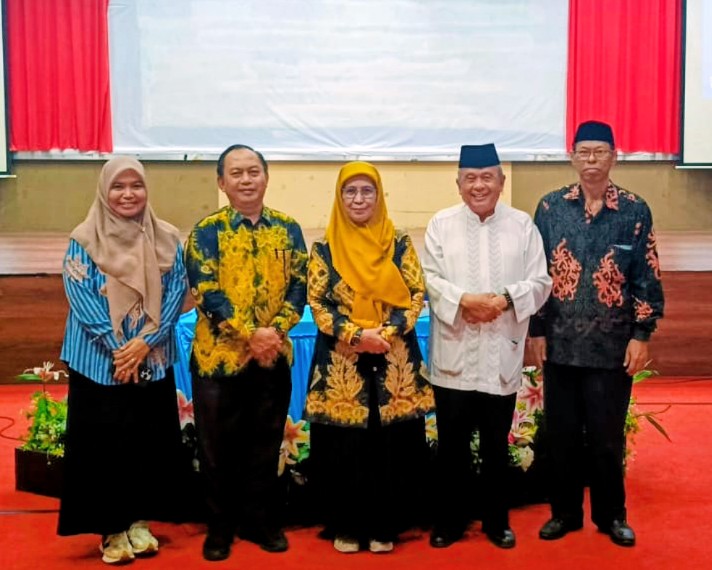 Rektor saat berfoto bersama pengurus baru dan lama.