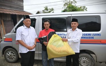 Zulkipli saat menerima bantuan peralatan tempat tinggal (Foto:Humas)