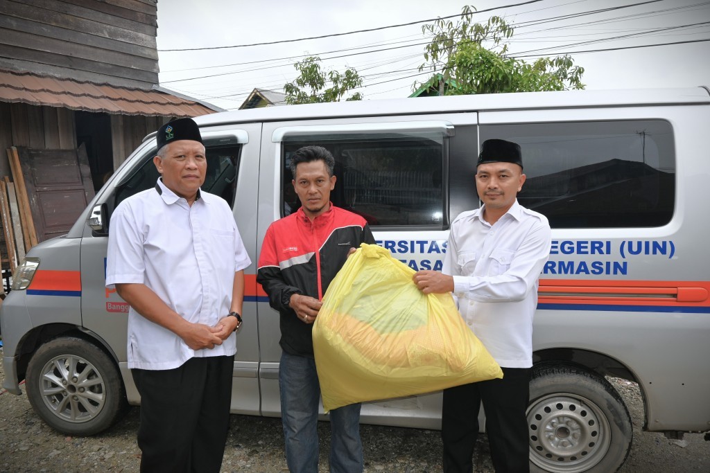 Zulkipli saat menerima bantuan peralatan tempat tinggal (Foto:Humas)