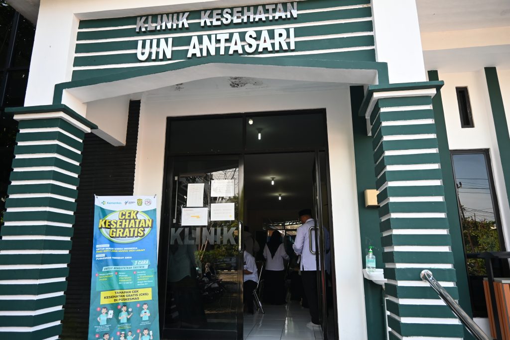 Bagian depan Gedung Klinik Kesehatan UIN Antasari Kampus 1 (Foto:Humas)