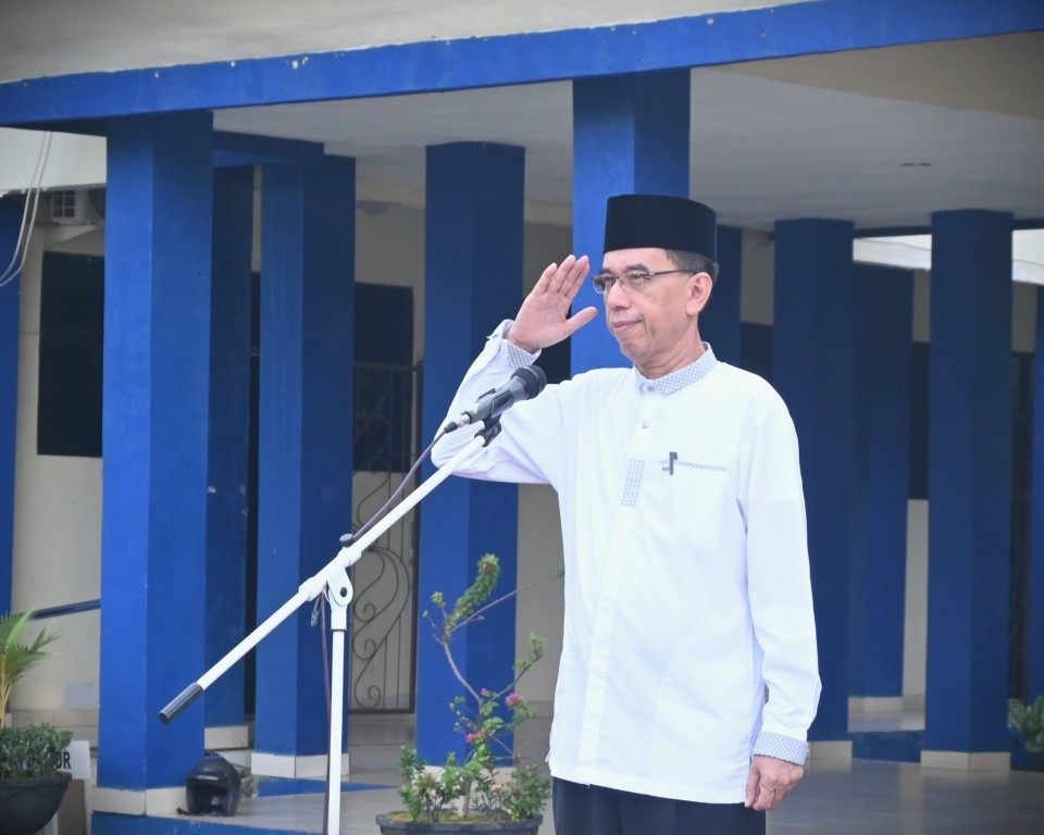 Dr. H. Hasni Noor, M.Ag. saat menjadi pembina Apel Senin, 30 Maret 2026 (Foto:Humas/Jamal Ripani)