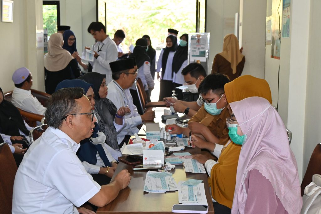 Dr. Irfan Nor, M.Hum. saat berkonsultasi dengan dokter (FotoHumas)