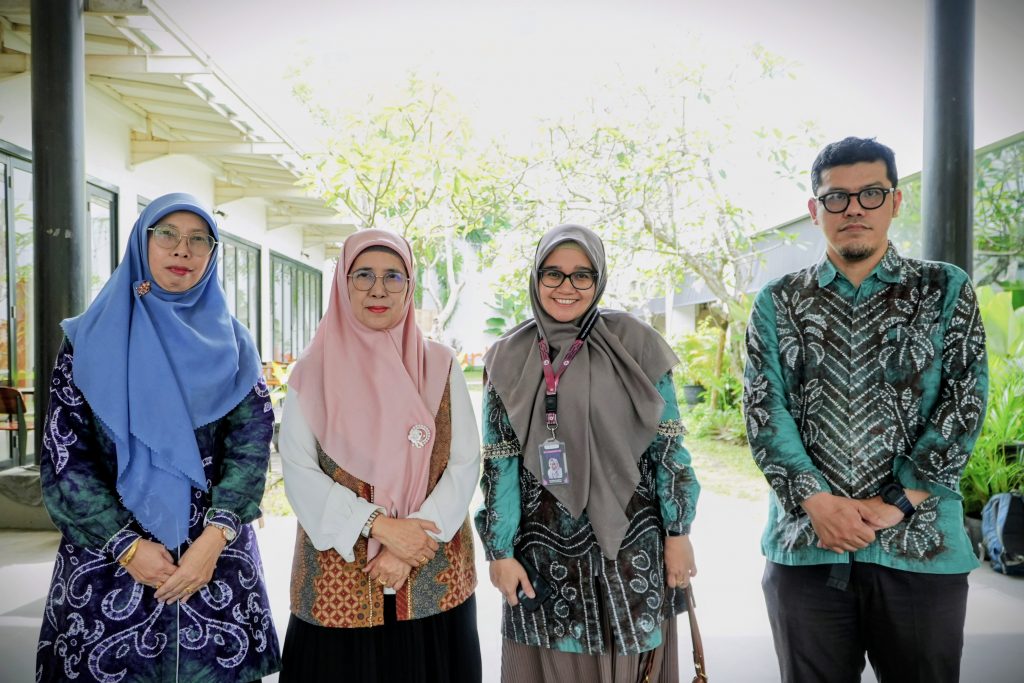 Foto bersama Rektor usai penandatanganan MoU (Foto:Humas/Haitami)